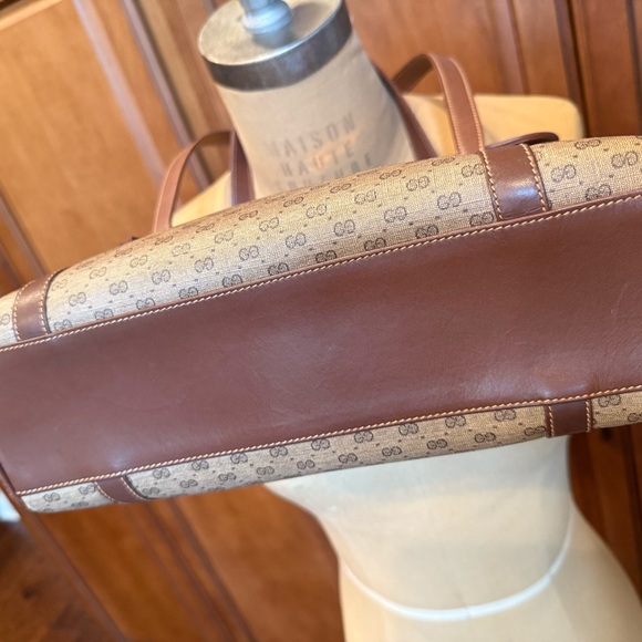 Vintage Gucci Monogrammed Coated Canvas Shoulder Bag with Leather Brown Trim - Picture 4 of 14